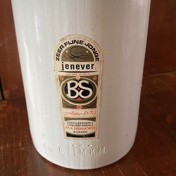 Vintage empty stoneware bottle with lid 7 1/4 inches tall approximately - Picture 4 of 4